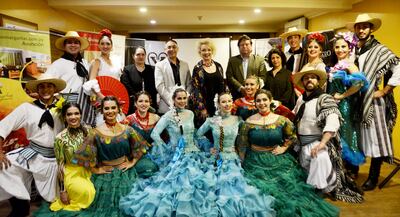 Sussy Sacco, quien dio detalles del espectáculo, aparece aquí con bailarines del Ballet Mimbipa, con el coreógrafo Luis Marinoni y representantes del BCP, el Infona y la Secretaría Nacional de Cultura.