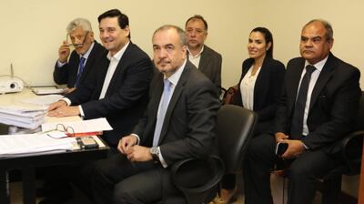 El senador Enrique Salyn Buzarquis, sonriente en medio de sus abogados el 3 de octubre del año pasado cuando se presentó para su audiencia preliminar.