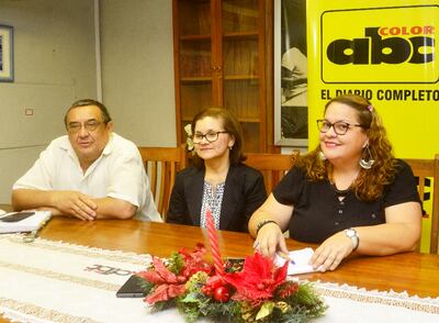 Bruno Martínez, Sofía Gavilán y Stella García, docentes de la Facso - Una, estuvieron en la redacción de ABC Color.