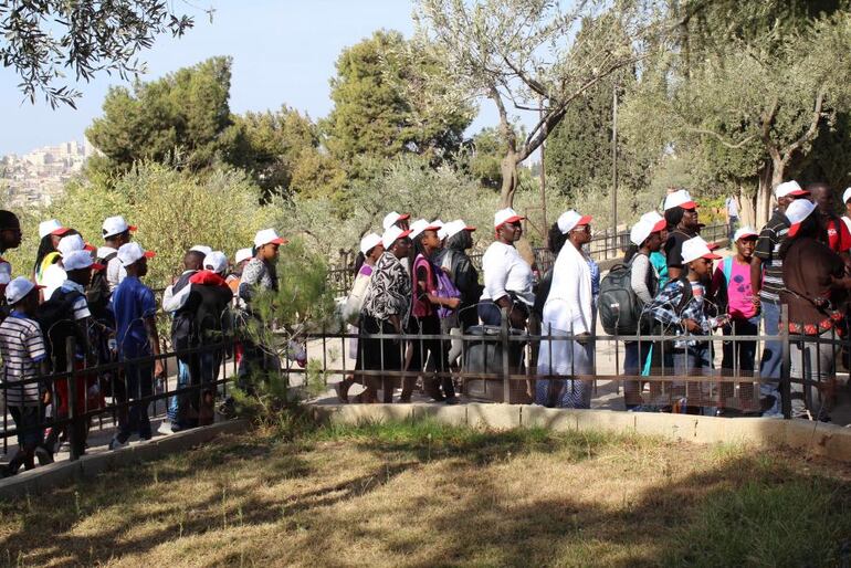 Miles de turistas llegan diariamente a Jerusalén.