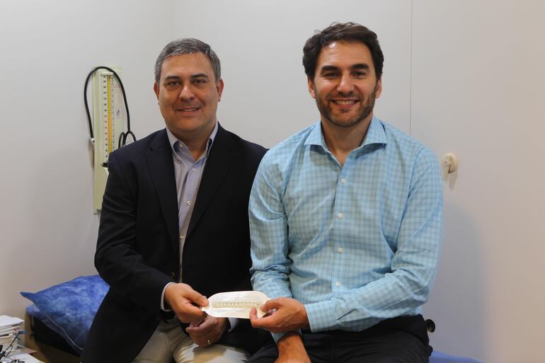 Diego Fridman (izq.) y Pablo Luchetti (der.) los creadores del dispositivo médico Inclode, un invento argentino que propone una alternativa más rápida y con menores secuelas para la piel que los tradicionales puntos de sutura, en Buenos Aires (Argentina).