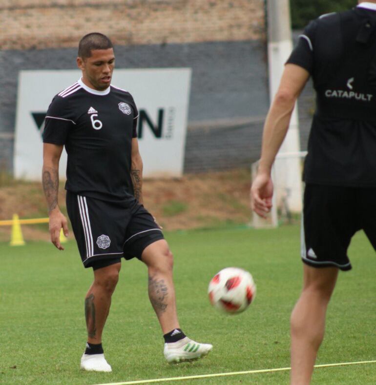Richard Ortiz, tras superar la lesión,  recupera su posición en la mitad de la cancha.