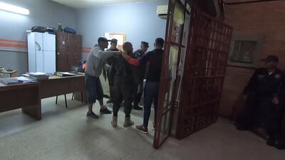 Momentos en que presuntos miembros del PCC se entregan.