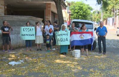 Mientras los funcionarios de Essap llevan aumentos de salarios a sus bolsillos, estos humildes pobladores del barrio Tacumbú salieron a protestar por la falta de agua en plena pandemia.