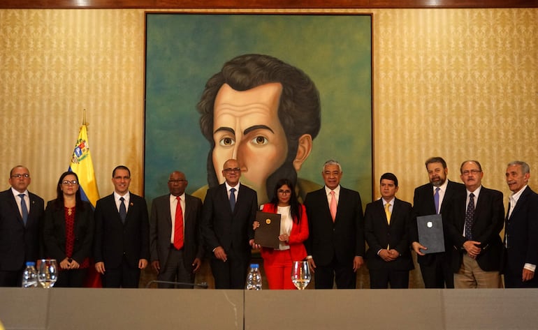 Los dirigentes políticos Timoteo Zambrano y Claudio Fermín, participan junto con Luis Augusto Romero (Avanzada Progresista), Felipe Mujica (MAS) y Claudio Fermín (Soluciones para Venezuela), el canciller Jorge Arreaza, Aristóbulo Istúriz, Jorge Rodríguez y Delcy Rodríguez en la firma de un acuerdo hoy, lunes durante la presentación de una mesa de diálogo nacional en Caracas.