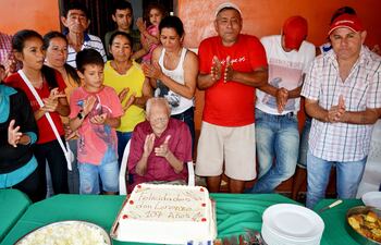 don-lorenzo-achar-valenzuela-acompano-con-aplausos-el-canto-del-cumpleanos-feliz-por-sus-107-anos--203521000000-1616430.jpg