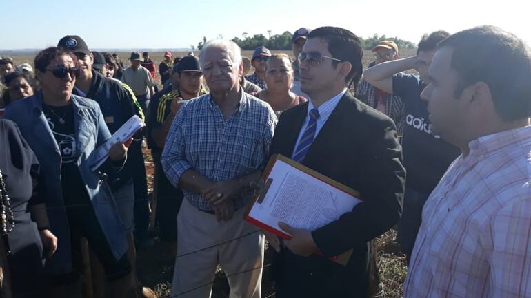 El oficial de justicia, Edgar Ramírez Nuñez, acercó el mandamiento judicial.