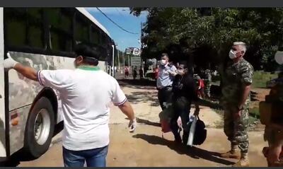 Jóvenes abordando un colectivo para trasladarse a Asunción,