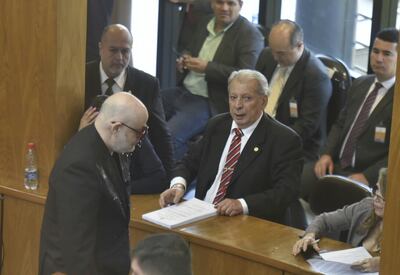 Momento en el que Juan Carlos Galaverna arroja un chorro de agua a Paraguayo Cubas, quien no reaccionó.