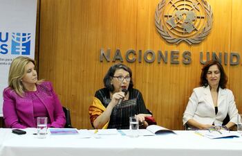 la-ministra-de-la-mujer-ana-maria-baiardi-line-bareiro-la-representante-de-onu-mujeres-en-paraguay-carolina-taborga-y-por-pnud-cecilia-ugaz--210202000000-1303112.jpg
