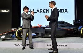 el-piloto-espanol-fernando-alonso-le-toma-una-foto-con-su-celular-a-su-nuevo-companero-de-equipo-el-britanico-jenson-button-durante-la-presentacion-215649000000-1296248.jpg