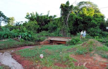 esta-es-la-zona-del-arroyo-yukyry-en-luque-por-donde-cruzan-las-vias-del-tren-en-este-lugar-ya-se-hicieron-varias-excavaciones-en-busca-del-tesoro--221712000000-518921.jpg