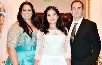la-quinceanera-con-sus-padres-alcibiades-ismael-huespe-ayala-y-samira-teme-de-huespe--204325000000-1839260.jpg