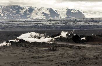 vista-aerea-de-unas-nubes-de-humo-y-vapor-saliendo-de-una-fisura-en-una-zona-cubierta-por-lava-al-norte-del-glacial-vatnajokull-en-islandia-efe-220033000000-1126038.jpg