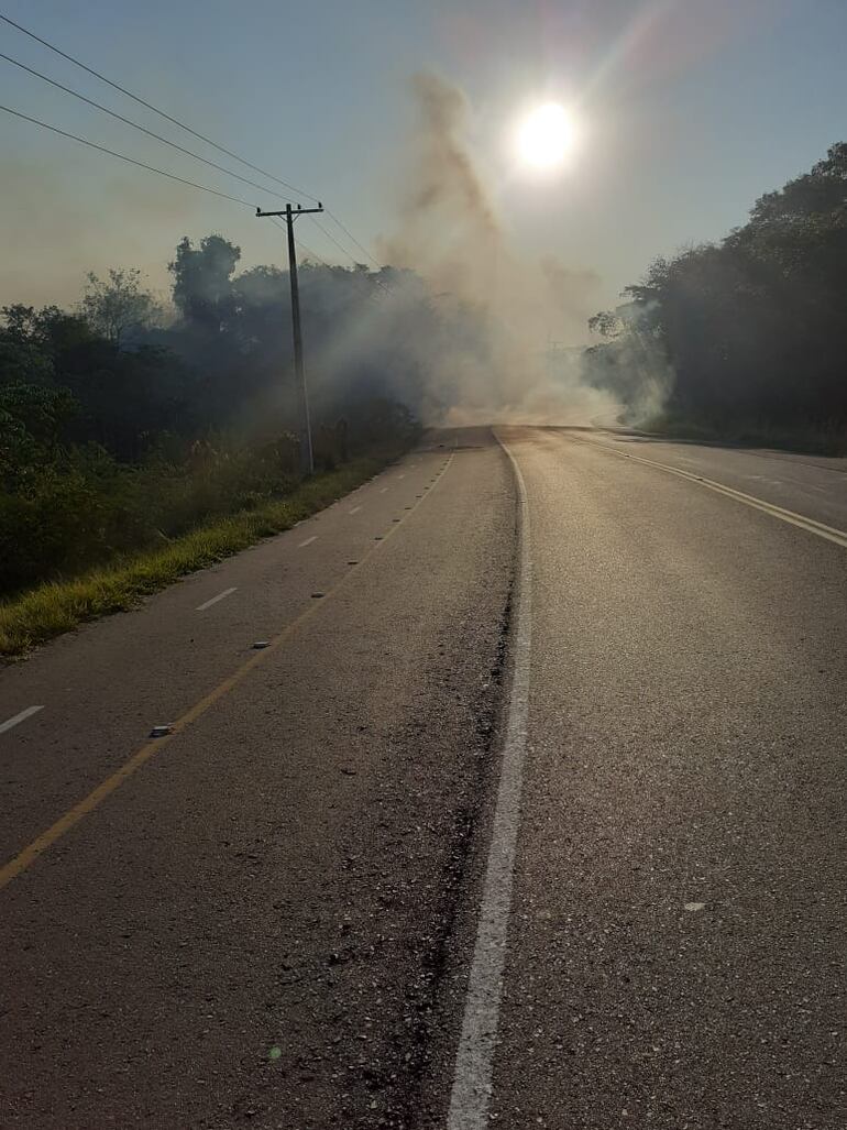 En la zona aún no hay bomberos sofocando el fuego.
