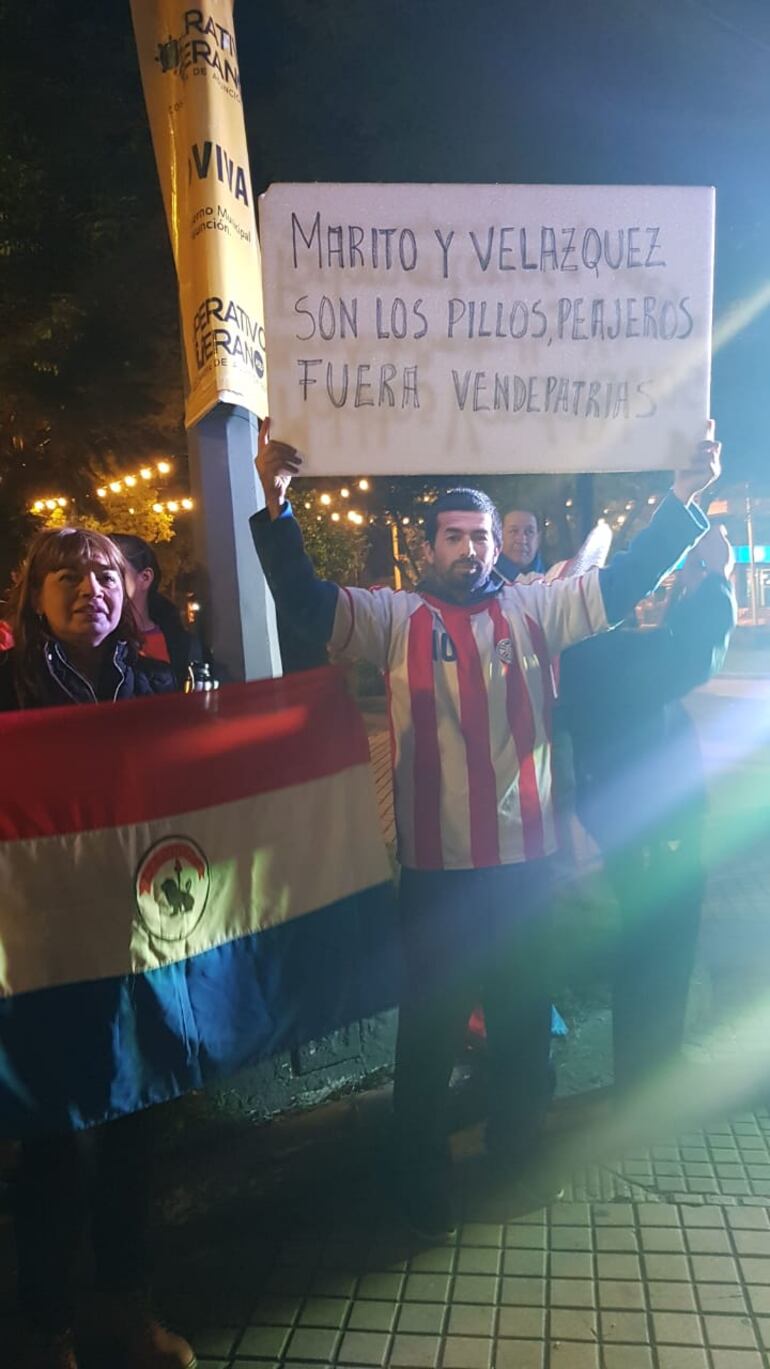 Con arte, protestan contra el acta entreguista de Itaipú y piden juicio político