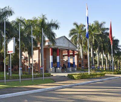 Fachada del Rectorado de la Universidad Nacional de Asunción en el campus de San Lorenzo.