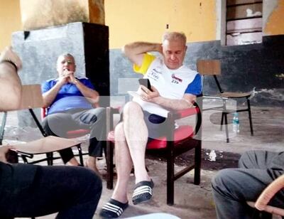 Ramón González Daher, con un celular en mano, en la Agrupación Especializada.