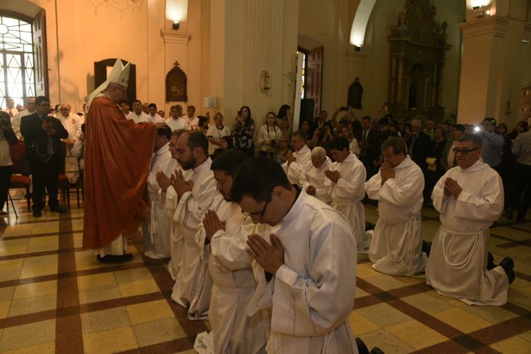 Según el ritual católico, por medio de la imposición de manos, el arzobispo (Edmundo Valenzuela) trasmite el orden sagrado del diaconado a los candidatos.