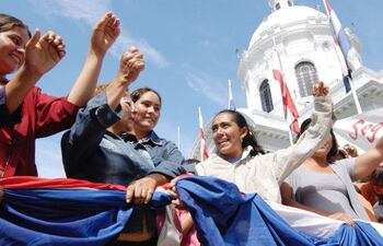 mujeres-compatriotas-cuando-celebraban-el-dia-de-la-mujer-paraguaya-en-asuncion-archivo-224904000000-1047494.jpg