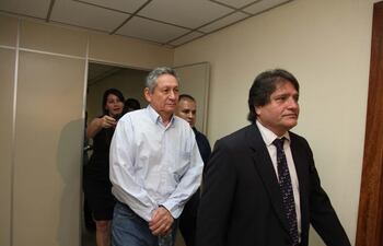 el-exdecano-juan-gualberto-caballero-izq-se-dirige-al-juzgado-acompanado-de-su-abogado-pedro-almada-minutos-antes-de-recuperar-su-libertad-fue-ay-200507000000-1408737.jpg