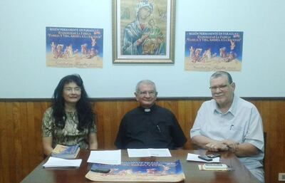 El sacerdote Humberto Villalba (centro) falleció esta tarde.