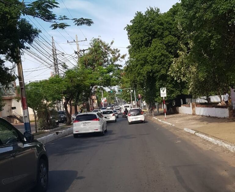El tráfico sobre la avenida Artigas sigue siendo intenso, a pesar de la cuarentena impuesta por el gobierno para frenar el coronavirus.