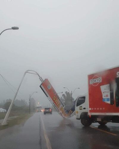 Hasta el cartel de bienvenida a la ciudad se vio afectado por la intensa tormenta.