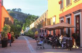 turismo-tequila-la-tierra-que-dio-nombre-a-la-bebida-mas-famosa-de-mexico-ofrece-a-sus-visitantes-una-experiencia-ligada-a-la-cultura-y-el-trabajo--221707000000-1577439.jpg