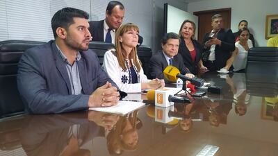 El intendente de Asunción, Óscar Rodríguez (i), la ministra de Trabajo, Carla Bacigalupio (c) y el ministro del Interior, Euclides Acevedo, durante su reunión este martes.