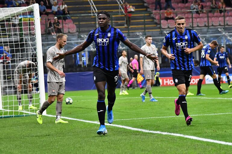 Duván Zapata celebrando la apertura del marcador.