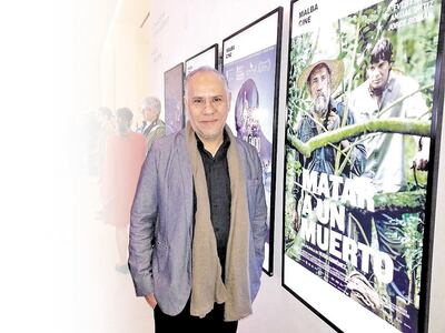 El actor Éver Enciso, uno de los protagonistas, junto al póster ubicado a la entrada del MALBA.