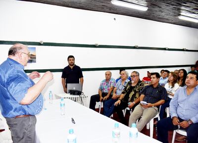 Aspecto del encuentro realizado ayer en la Casa Hassler de San Bernardino para tratar lo referido a la problemática del lago.