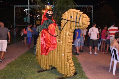 Un rey mago "posa" y recibe a los visitantes del lugar.