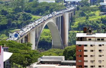 el-puente-de-la-amistad-testigo-mudo-del-incesante-movimiento-de-dinero-destinado-a-su-blanqueo-en-la-triple-frontera--214618000000-1744427.jpg