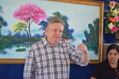 Jorge Hrisuk explicando el espectáculo que se realizará en Encarnación