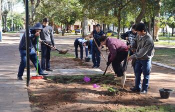 los-alumnos-del-colegio-diocesano-misionero-trabajaron-mucho-en-el-area-de-jardineria-a-fin-de-recuperar-y-hermosear-la-plaza-mariscal-estigarribia--210126000000-1724803.jpg