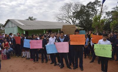 Los estudiantes, apoyados por padres y docentes, se movilizaron en el acceso a la escuela.