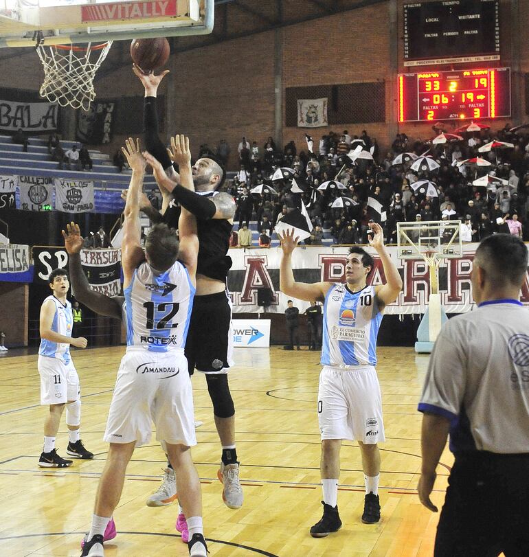 Guillermo Araújo, de Olimpia, aprovecha su físico y pivotea sobre la marca de Fernando Dose.