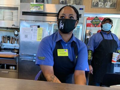 Empleados de un restaurante en Atlanta, Georgia, estado que relajó sus medidas de cuarentena para permitir a los restaurantes operar de forma limitada.