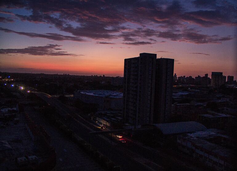 Vista de una carretera durante un apagón el lunes en Maracaibo, Venezuela.