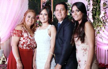 la-joven-en-compania-de-sus-padres-patricia-riveros-y-carlos-pinanez-y-su-hermana-giannina--192912000000-1831518.jpg