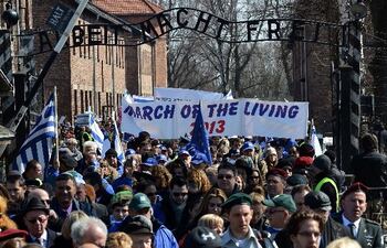 marcha-de-la-vida-en-el-campo-de-auschwitz-afp-205332000000-537248.jpg