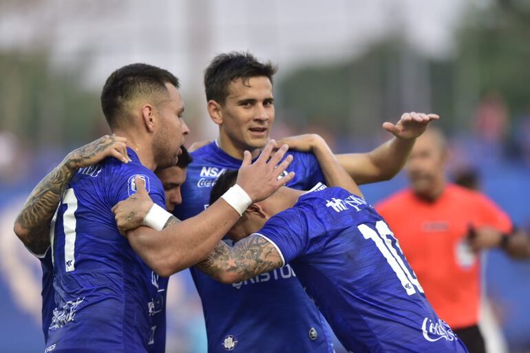 Los unicolores celebrando el tanto del argentino Jourdan.