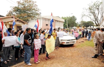 docentes-gremialistas-y-padres-de-familia-se-manifestaron-pidiendo-la-destitucion-de-la-supervisora-maria-gloria-rios--212758000000-555435.jpg