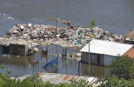 toneladas-de-basura-flotan-en-el-rio-paraguay-en-la-zona-del-basural-de-cateura-ninguna-institucion-encargada-del-sector-ambiental-se-preocupa-de-v-192856000000-1408722.jpg