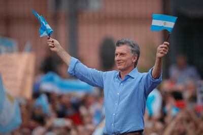 El presidente argentino Mauricio Macri saluda a las miles de personas en la Plaza de Mayo, en Buenos Aires, en su acto de despedida como mandatario, el sábado.