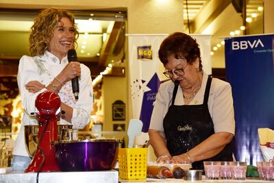 Maru Botana cocinando con  Graciela Martínez.
