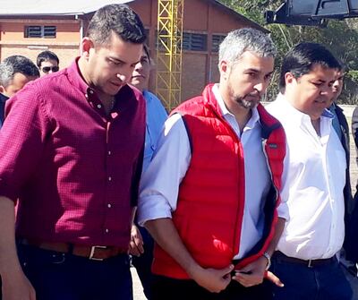 El titular de Diputados, Pedro Alliana (i); el presidente Mario Abdo Benítez y el gobernador de Ñeembucú, Luis Benítez Cuevas (ANR), durante la jornada de gobierno ayer en la ciudad de Pilar.