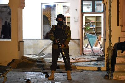 Un soldado monta guardia en la mezquita atacada este viernes en Quetta, Pakistán.